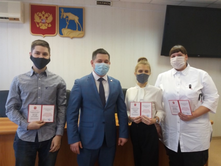 Лучшим студентам Миасского машиностроительного колледжа вручили стипендии Законодательного собрания Челябинской области
