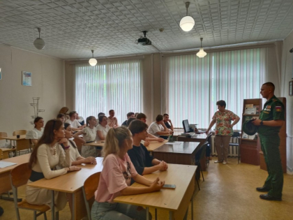 В рамках мероприятий, приуроченных ко Дню памяти и скорби, 19 июня в колледже состоялась встреча-круглый стол «Наши герои рядом».